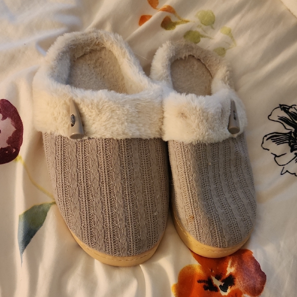 Cozy Beige Knit Slippers with Faux Fur Lining